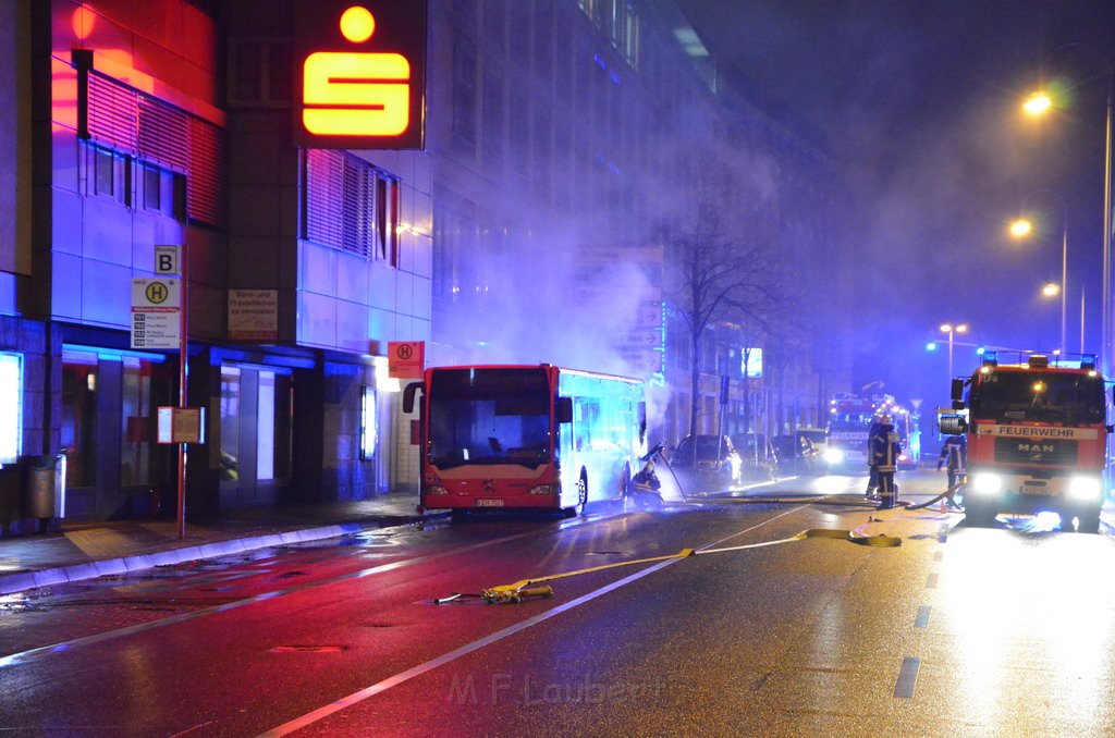 Stadtbus fing Feuer Koeln Muelheim Frankfurterstr Wiener Platz P002.JPG